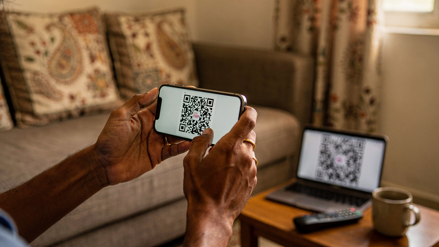 एक भारतीय व्यक्ति अपने स्मार्टफोन पर Airtel से प्राप्त eSIM QR कोड को सावधानीपूर्वक स्कैन कर रहा है, यह सुनिश्चित करते हुए कि प्रक्रिया सही ढंग से हो।