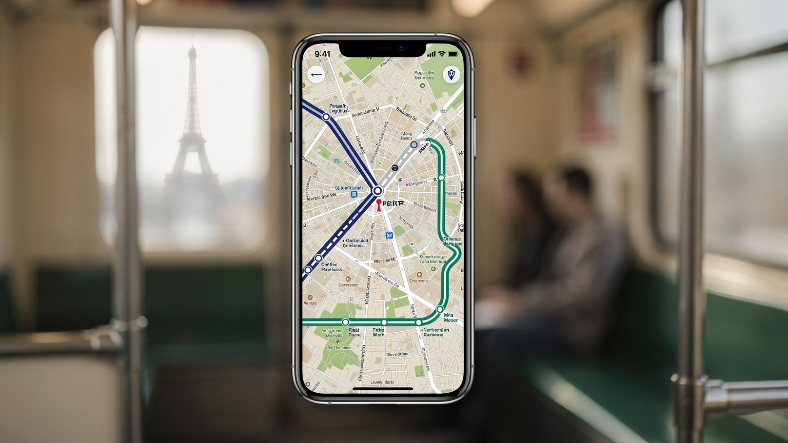 Un iPhone mostrando un mapa digital de París con la línea 1 del metro RATP resaltada, superpuesto sobre una imagen borrosa del interior de un vagón de metro de París y la Torre Eiffel al fondo, simbolizando una conexión de datos fluida en la ciudad.