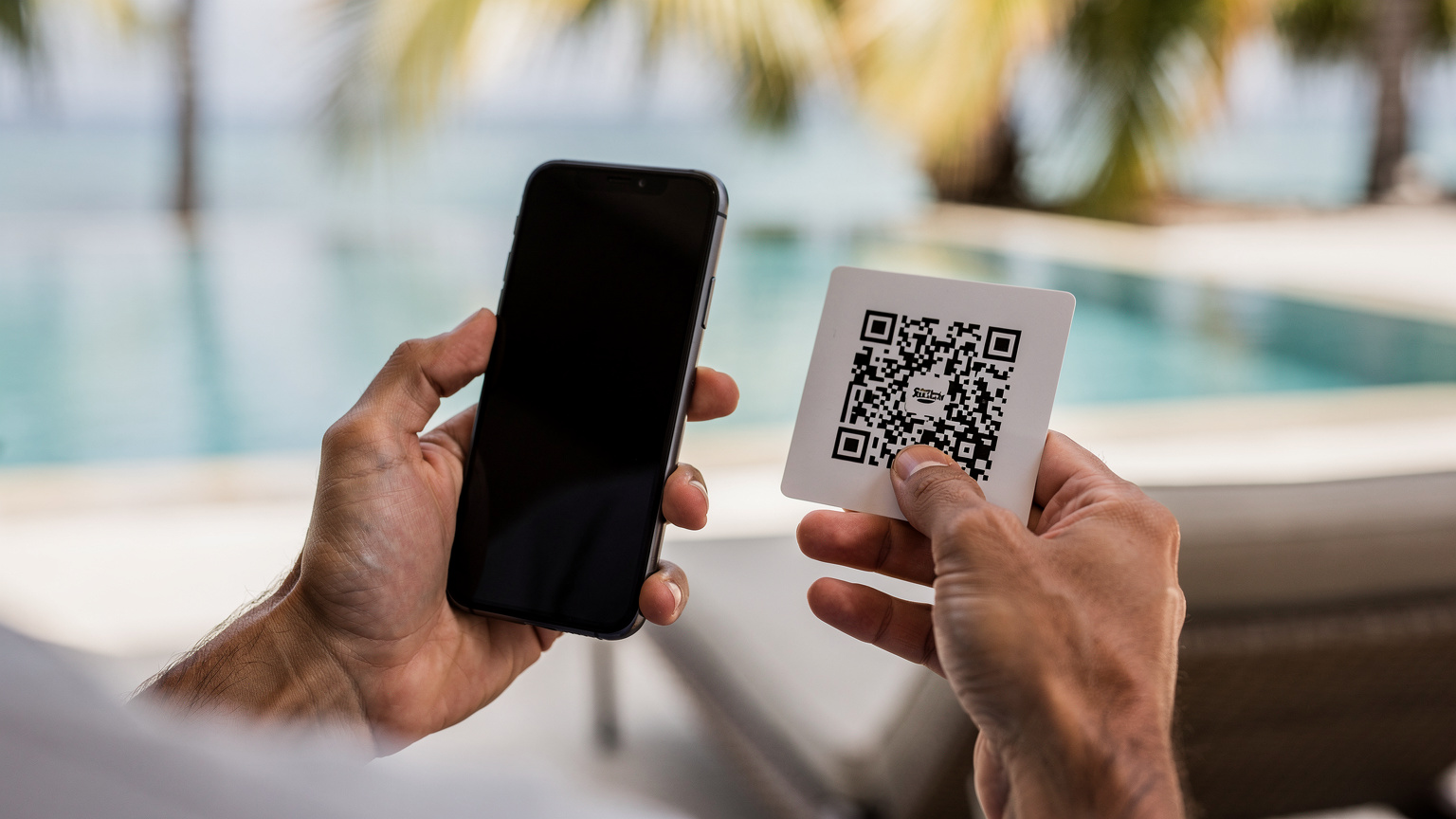 Een close-up van handen die een smartphone vasthouden, bezig met het scannen van een eSIM QR-code voor activatie, met een wazige achtergrond van een tropisch eilandresort.