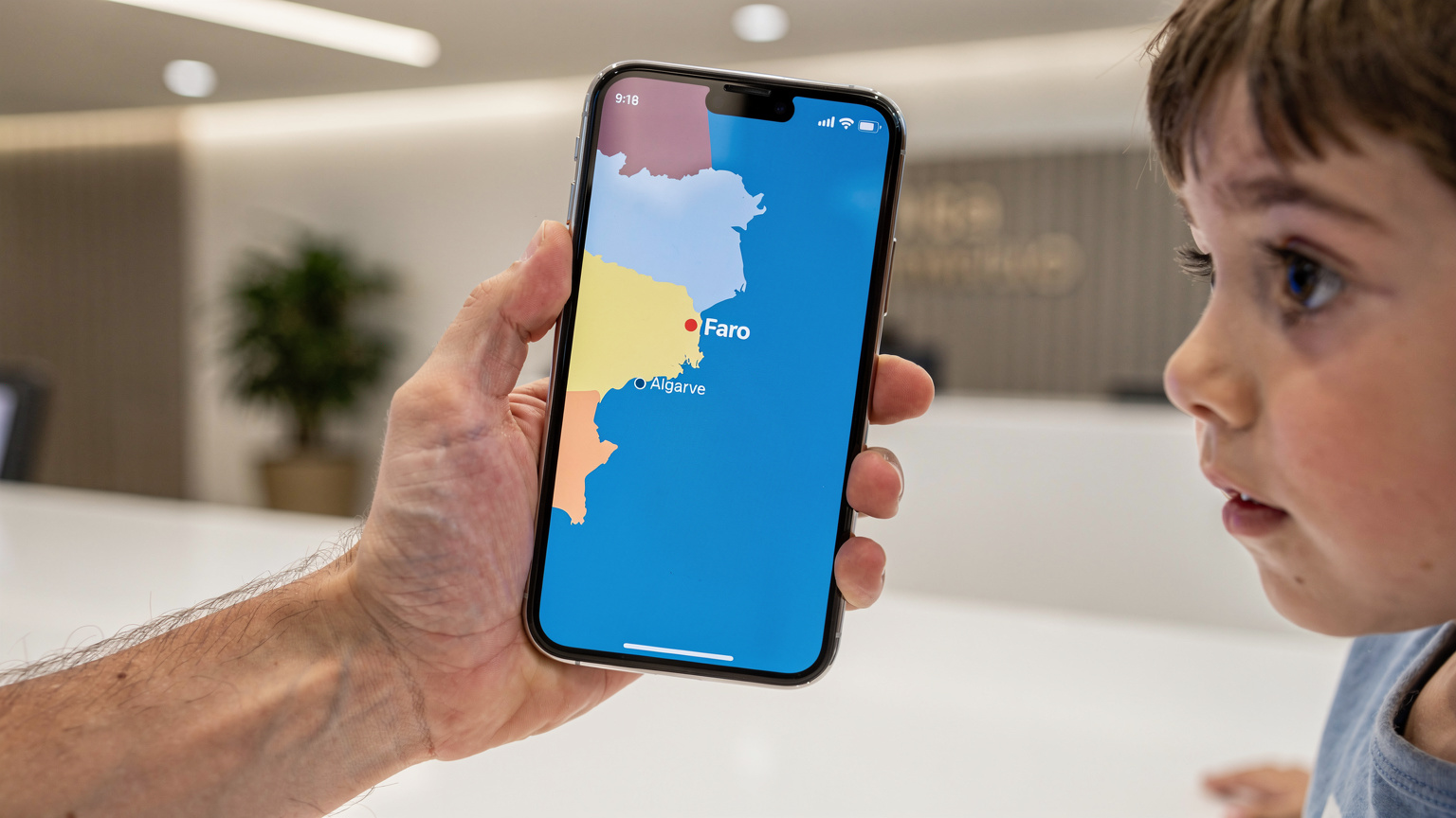 Uma mão adulta configurando um eSIM em um iPhone 18, com um mapa digital de Portugal visível na tela, enquanto uma criança observa curiosa ao lado, com um olhar atento.