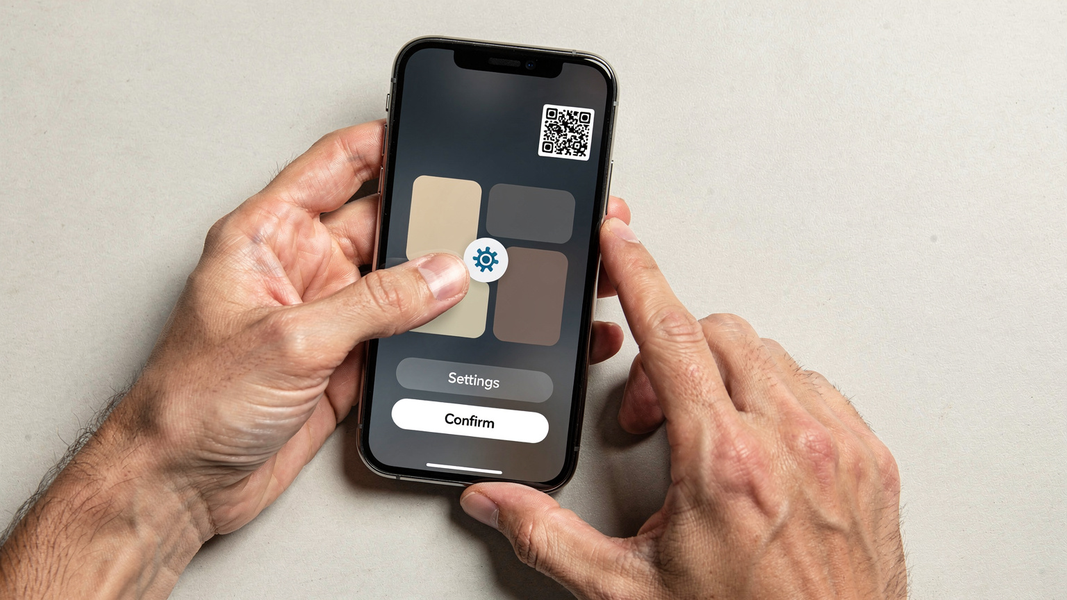 O ilustrație clară a unui smartphone afișând un ecran de confirmare a instalării unui eSIM, cu un cod QR scanat, iar degetele unei mâini ținând telefonul arătând spre un meniu de setări.