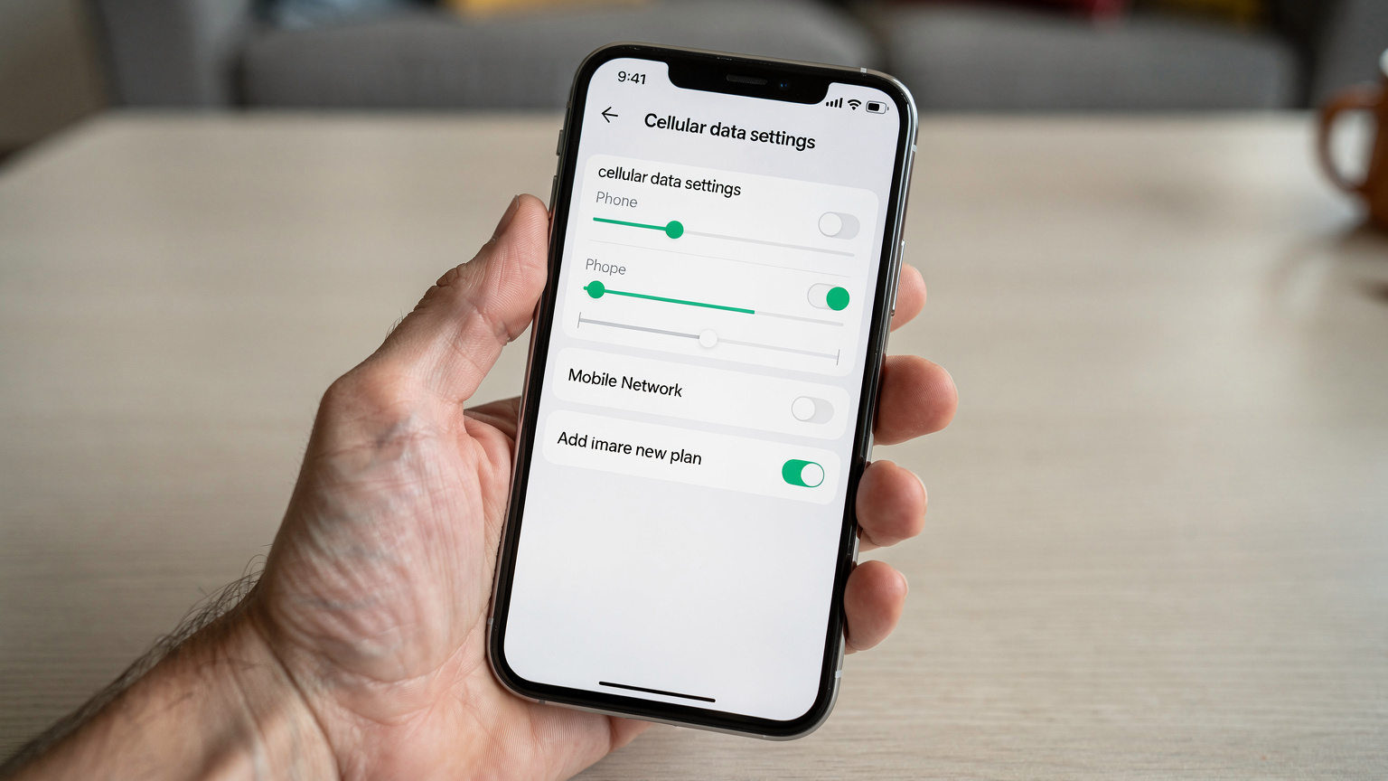 Eine Nahaufnahme eines modernen Smartphones, auf dem der Einstellungsbildschirm für die Mobilfunkdaten angezeigt wird, mit einer Option zum Hinzufügen eines eSIM-Profils, auf dem Bildschirm sind keine lesbaren Texte.