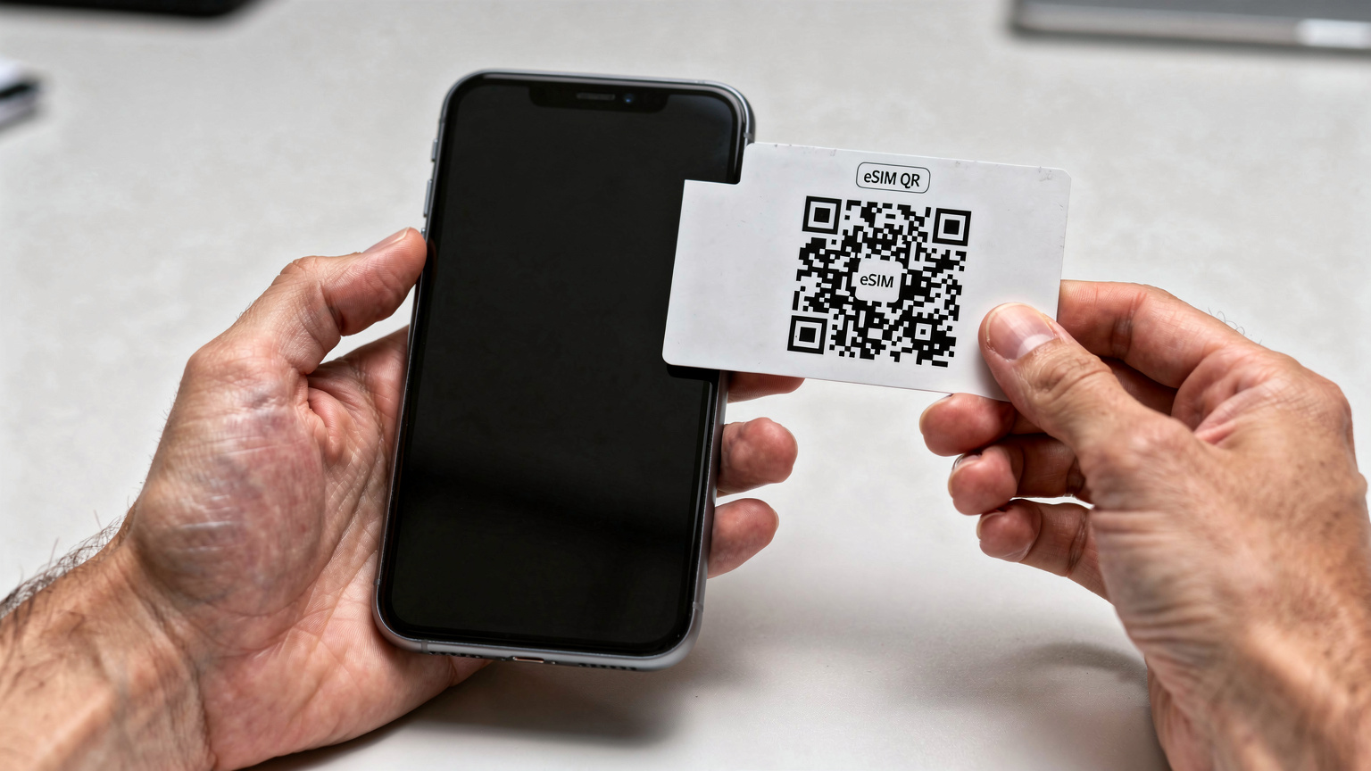 Крупeн план на ръце, които държат смартфон и сканират QR код за активиране на eSIM.