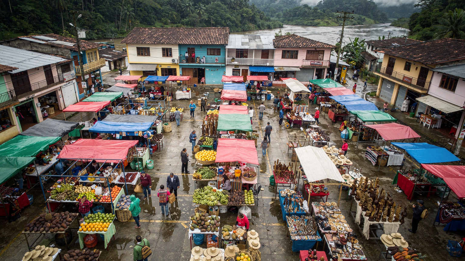 Uma vista aérea de um mercado vibrante em Tena, Equador, com barracas coloridas de frutas tropicais, vegetais e artesanato, e pessoas locais interagindo, sob um céu parcialmente nublado.