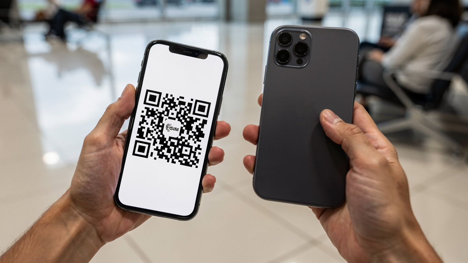 Mãos segurando dois smartphones, um exibindo um QR code para ativação de eSIM e o outro com a câmera apontada para escanear o código, em um ambiente de lounge de aeroporto em Quito.