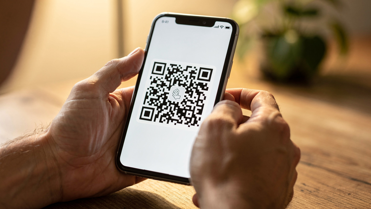 Nahaufnahme von Händen, die ein Android-Smartphone halten, während der Bildschirm einen QR-Code-Scanner für die eSIM-Aktivierung zeigt.