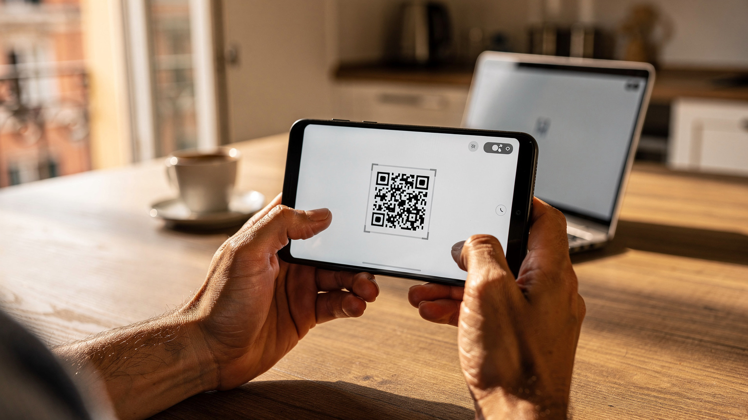 Mani che tengono un Google Pixel, mostrando la schermata di scansione del codice QR per aggiungere una eSIM in un ambiente domestico ben illuminato.