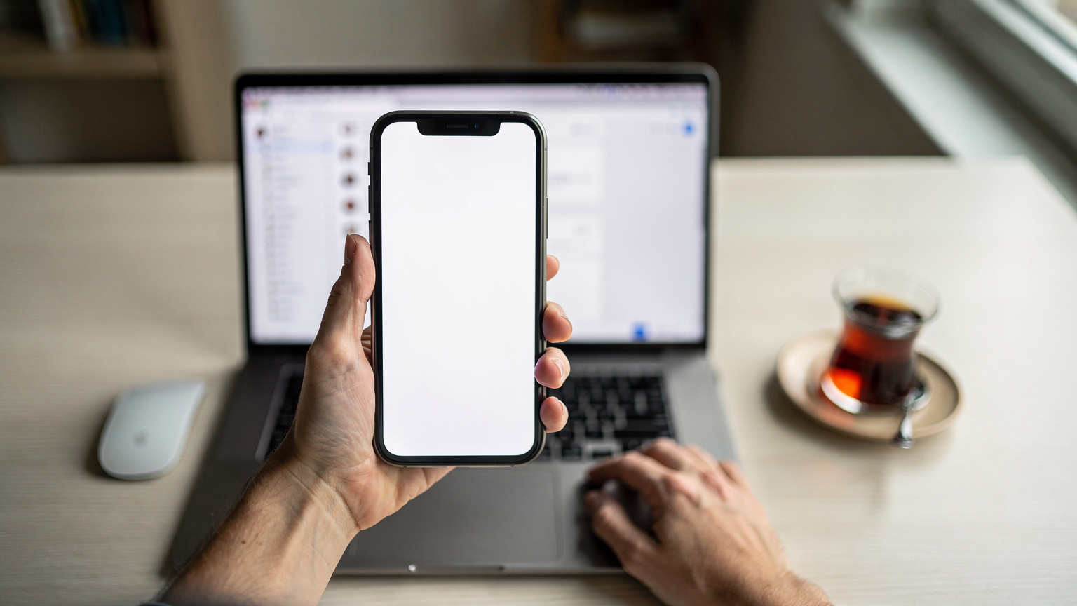 Bir akıllı telefon ekranında eSIM satın alma işleminin başarıyla tamamlandığını gösteren bir onay mesajı, arka planda bulanık bir kredi kartı ve e-posta arayüzü.
