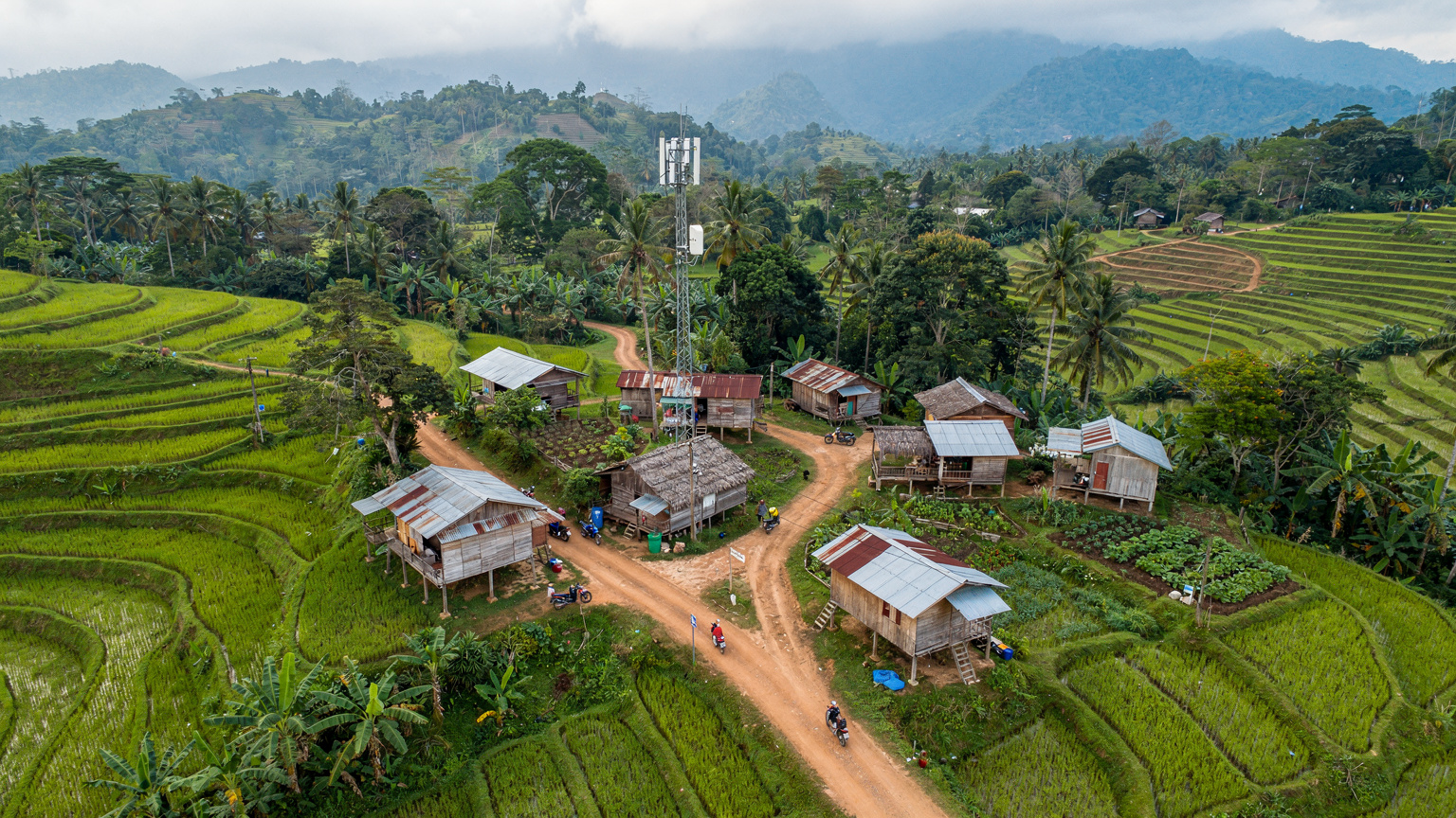 Pandangan udara sebuah pekan kecil di utara Thailand, menunjukkan bagaimana liputan internet boleh berbeza di kawasan pedalaman.