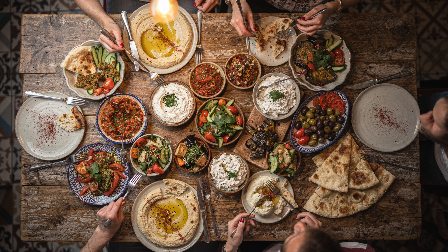 Un assortiment coloré de mezzes turcs sur une table en bois, dans un restaurant traditionnel à Kadıköy, Istanbul.