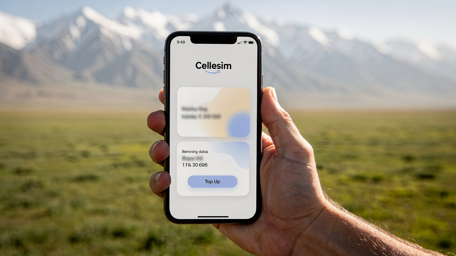 一只手拿着手机,屏幕上显示着Cellesim App的界面,正在查看剩余流量并准备充值,背景是新疆的雪山和草原。