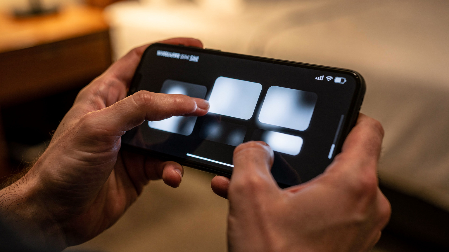 Mãos de um pai configurando as opções de tempo de uso em um smartphone, com uma interface genérica de controle parental e o logotipo de uma operadora eSIM no canto da tela.
