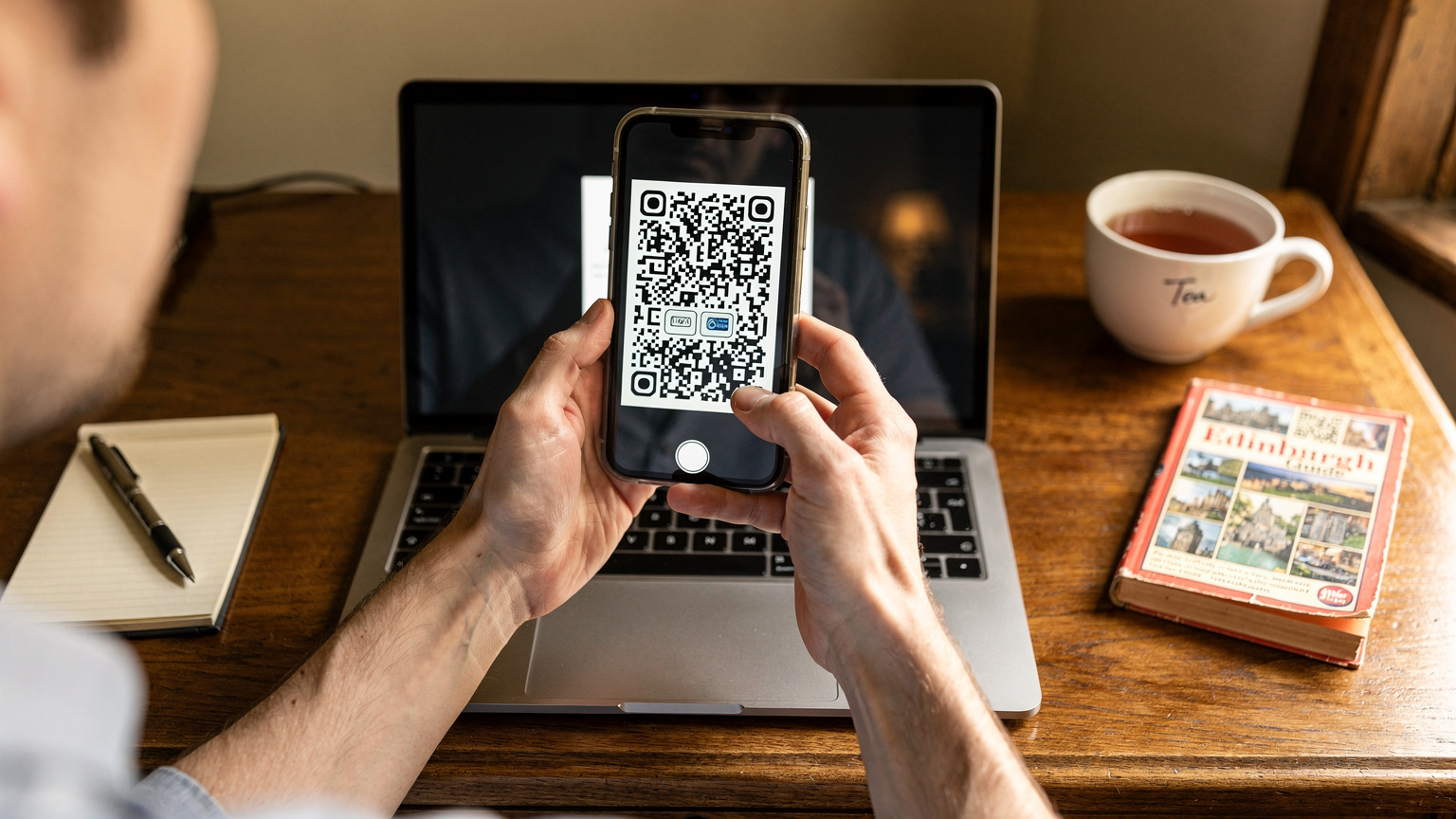 Un viajero activa una eSIM en su teléfono con un código QR, mostrando la sencillez del proceso antes de iniciar su aventura británica.