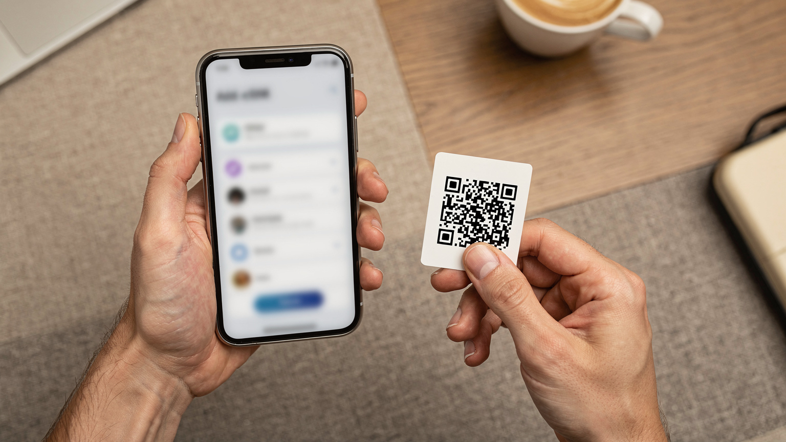 一雙手特寫,正在用手機掃描一個二維碼,屏幕上顯示「加入eSIM」的界面,背景模糊地帶出機場或咖啡館的環境。