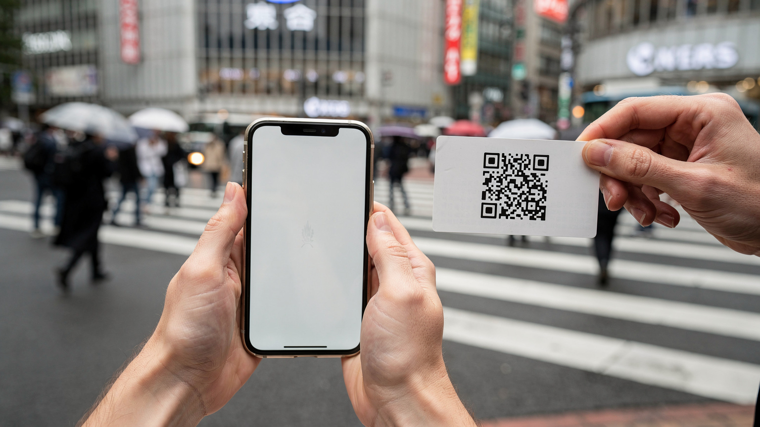 一隻手持著一部手機,屏幕上顯示著 eSIM 設置界面,另一隻手拿著一張寫有 QR Code 的紙,背景是東京澀谷繁忙的街頭景象,展現了數位化時代的旅行便利。