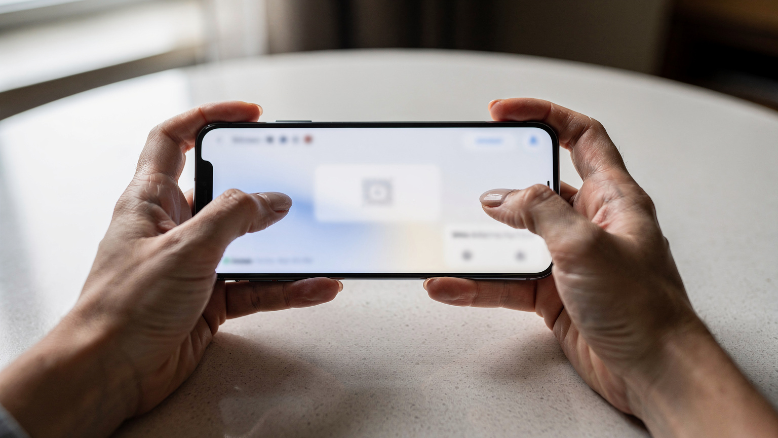 Bir gezginin elinde, telefon ekranında bir QR kodunu tararken görünen bir eSIM kurulum ekranı.