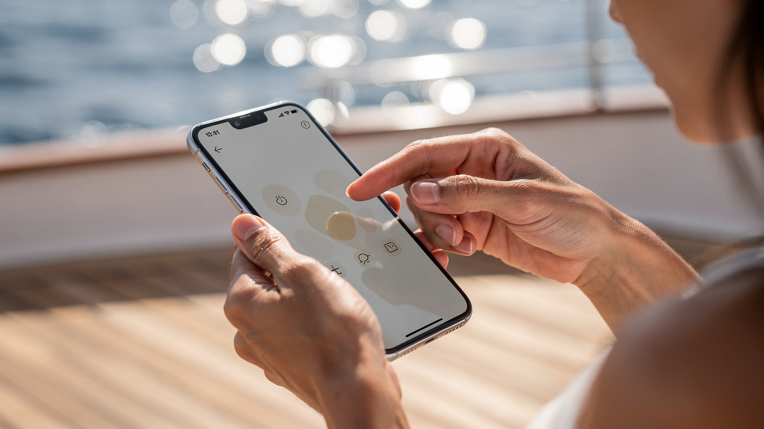 Bir cep telefonunun ekranında eSIM kurulum adımları gösterilirken, arkada bulanık bir tekne manzarası.
