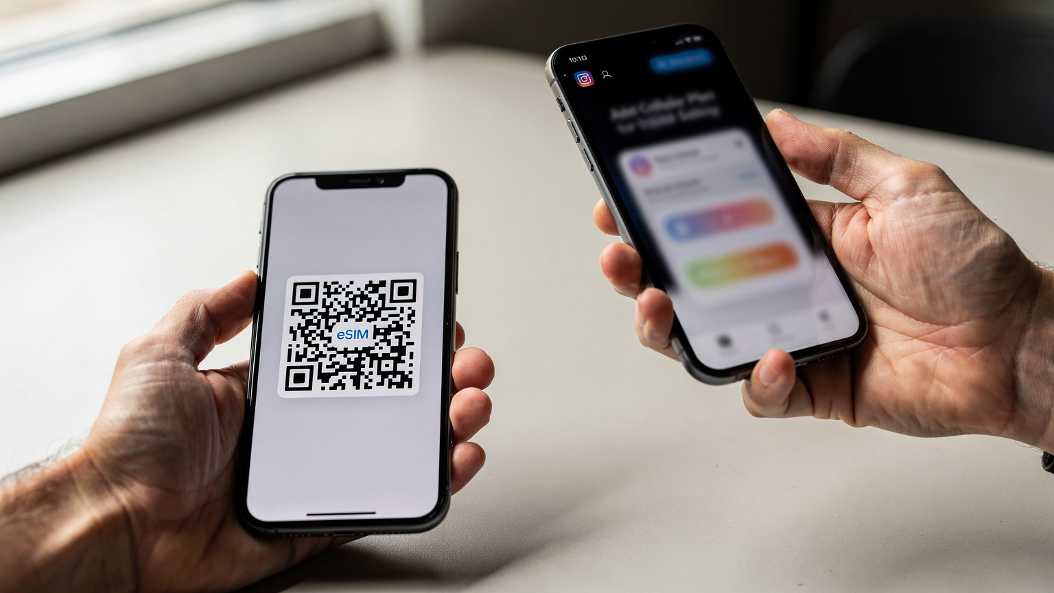 Primo piano sulle mani di una persona mentre scansiona un codice QR su un telefono, con un secondo smartphone che mostra la schermata di attivazione dell'eSIM. Le mani sono realistiche e l'illuminazione è naturale.