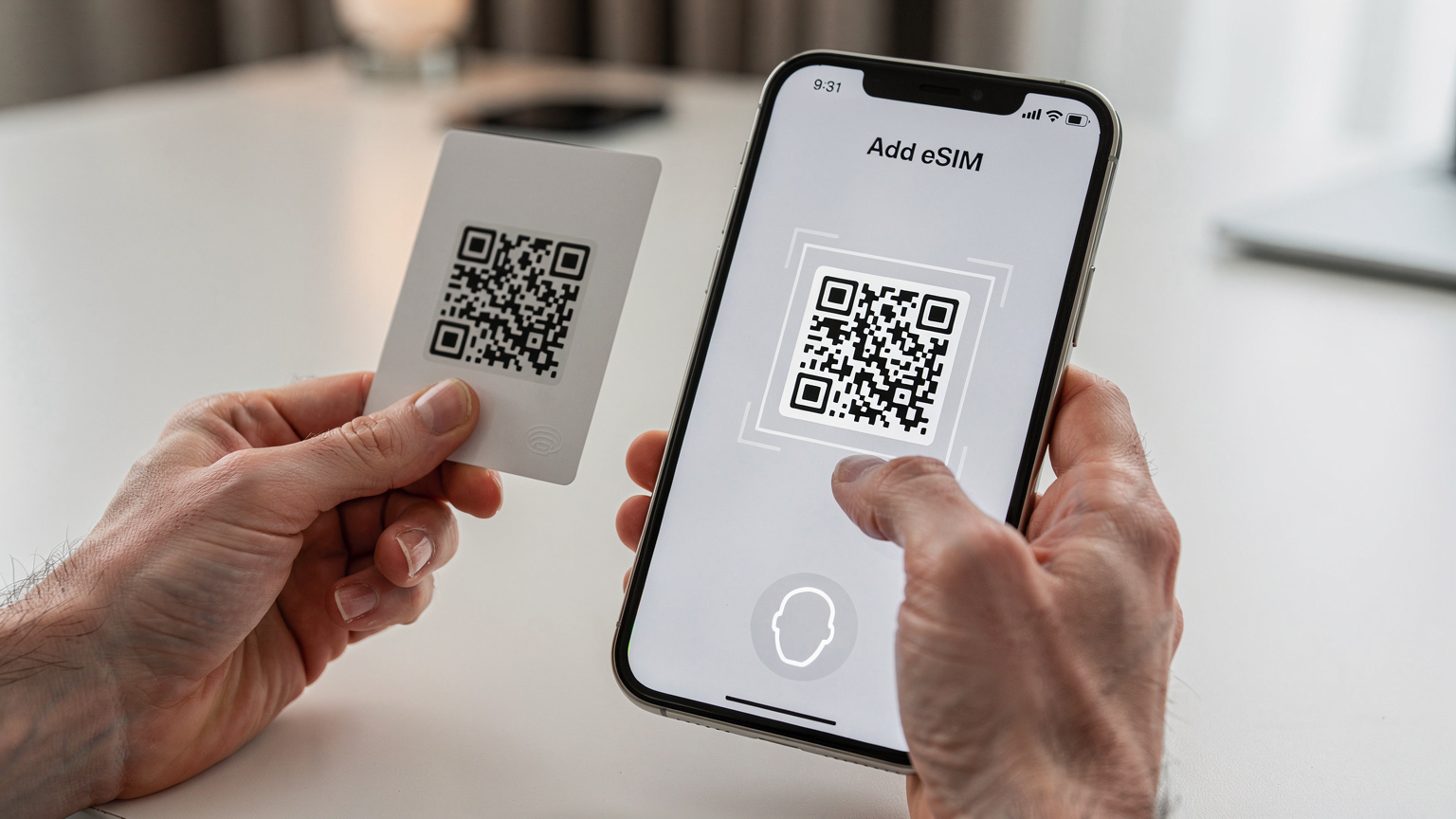 iPhone 17の「設定」画面で、新しいeSIMのQRコードをスキャンしている手元のクローズアップ。指紋認証のアイコンも見え、セキュリティ意識の高さがうかがえる。