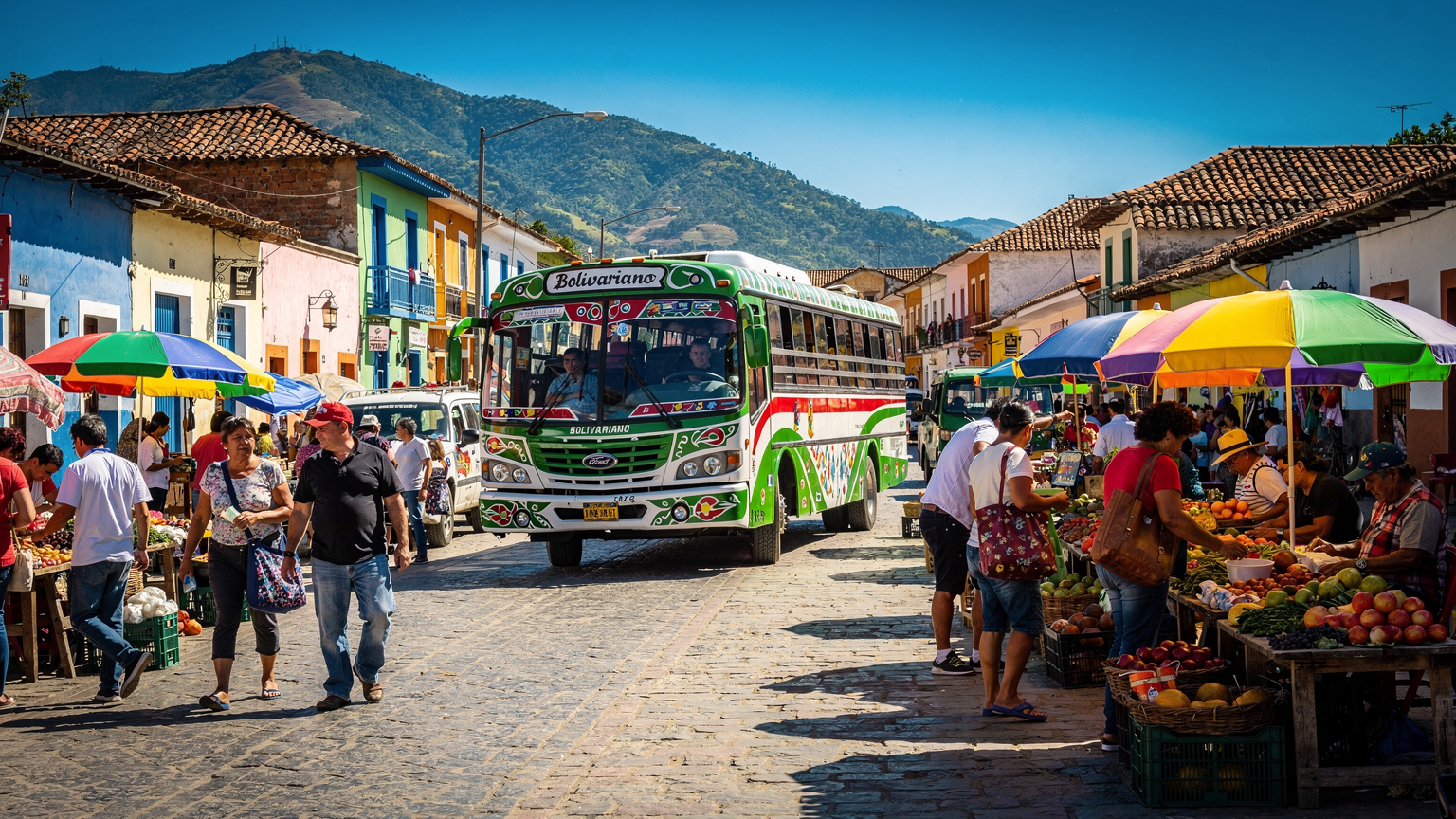 Un bus colorato di Bolivariano attraversa un mercato vivace in una cittadina colombiana, con venditori ambulanti e passanti.