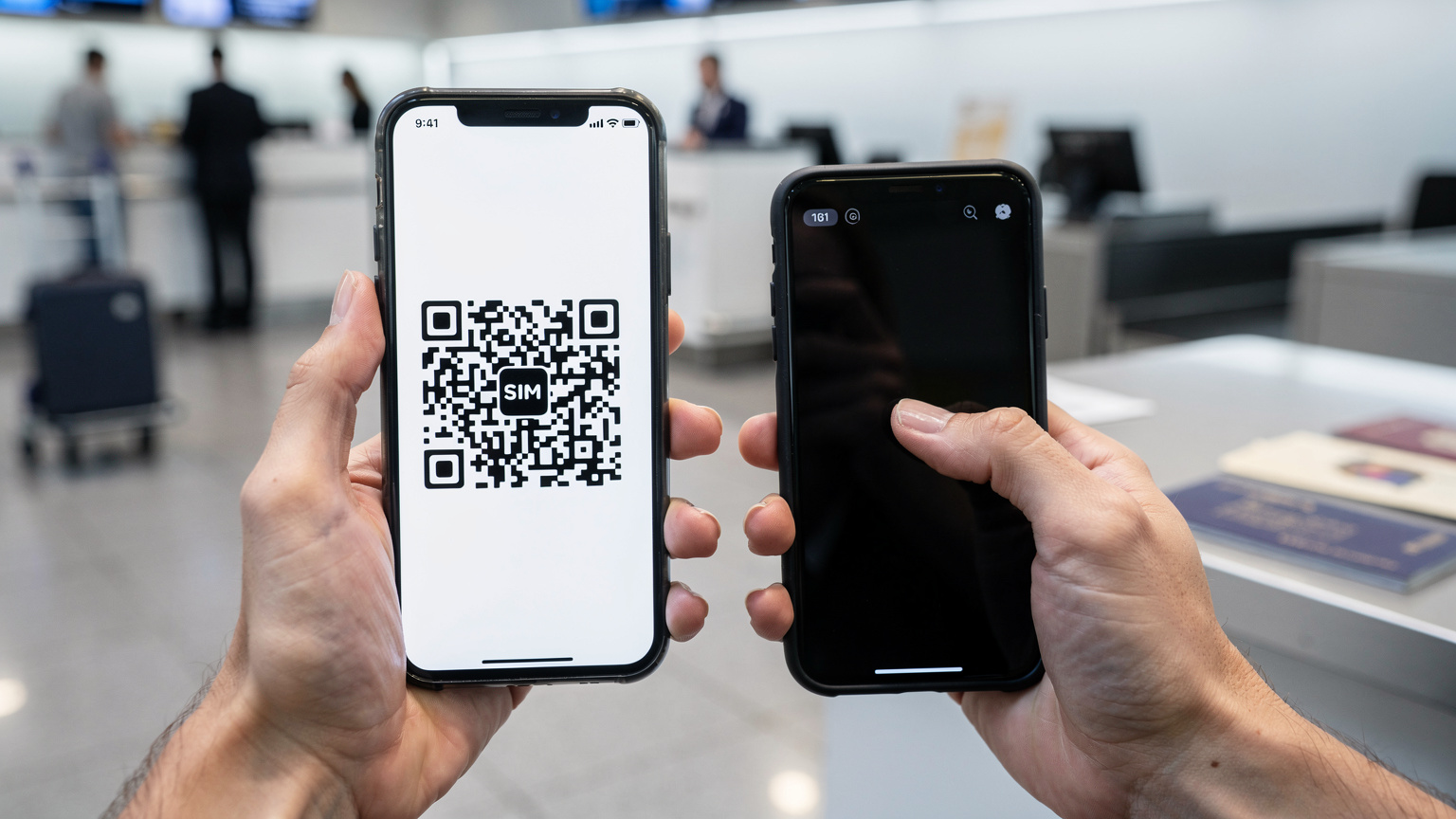 Una mano sostiene un teléfono inteligente mostrando un código QR en la pantalla, con la otra mano lista para escanearlo. El fondo es un mostrador de facturación de aeropuerto con maletas y pasaportes, sugiriendo la inmediatez de la activación antes de un vuelo.