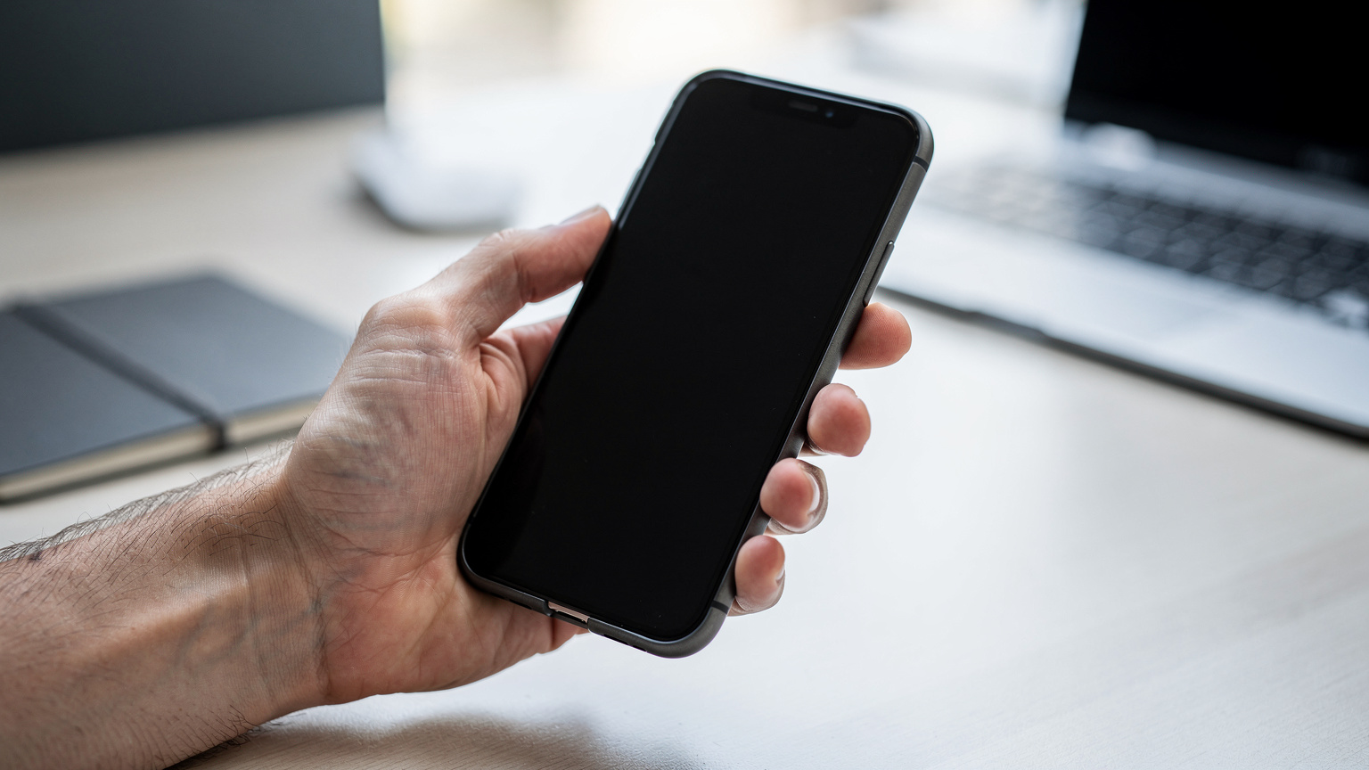 Mână umană ținând un smartphone cu setările de rețea deschise, arătând opțiunea de adăugare eSIM, într-un cadru curat și funcțional.