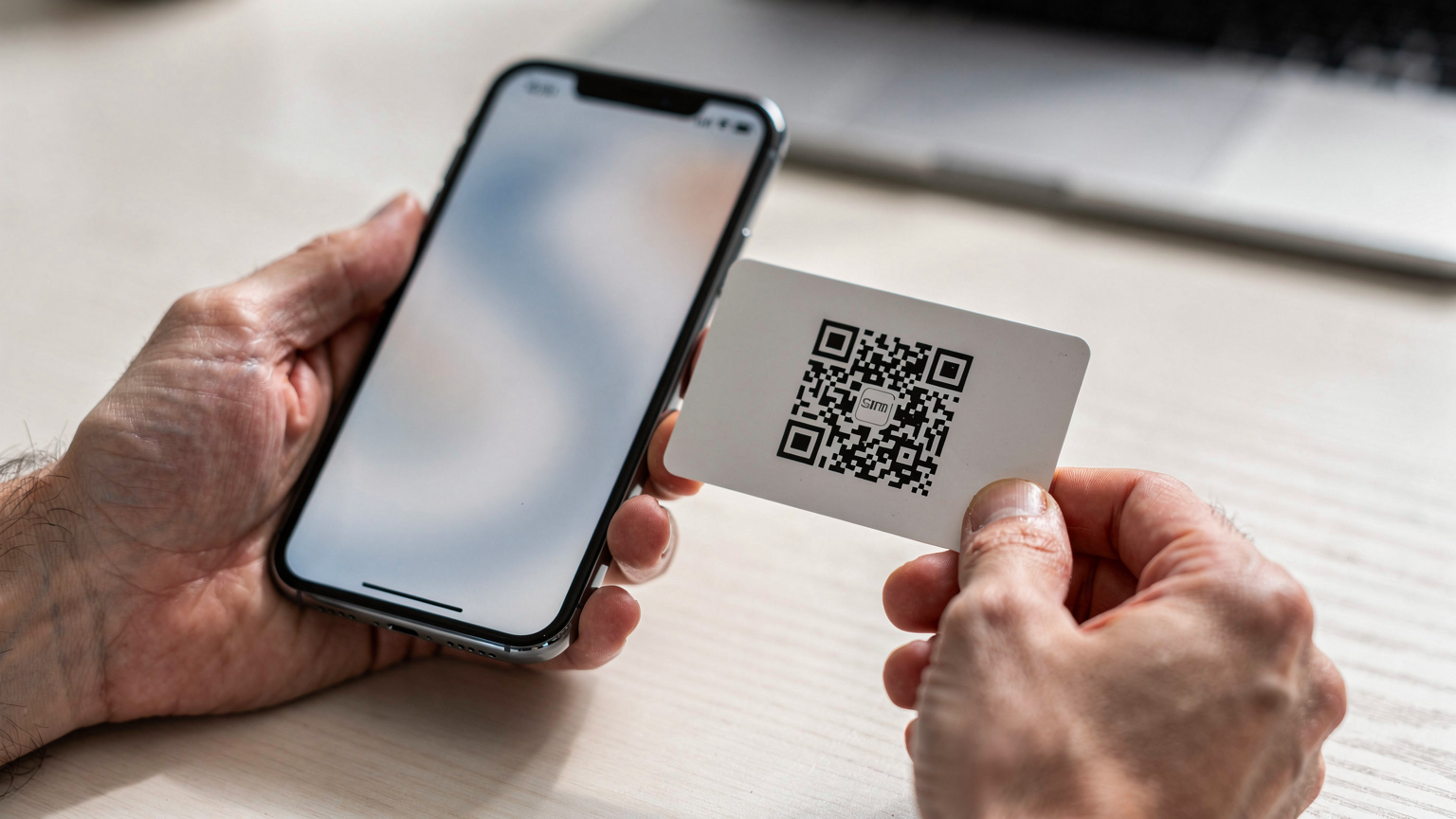 Uma mão segura um smartphone com a tela exibindo as configurações de rede, enquanto a outra mão segura um cartão com um código QR, pronto para ser escaneado e instalar um eSIM.