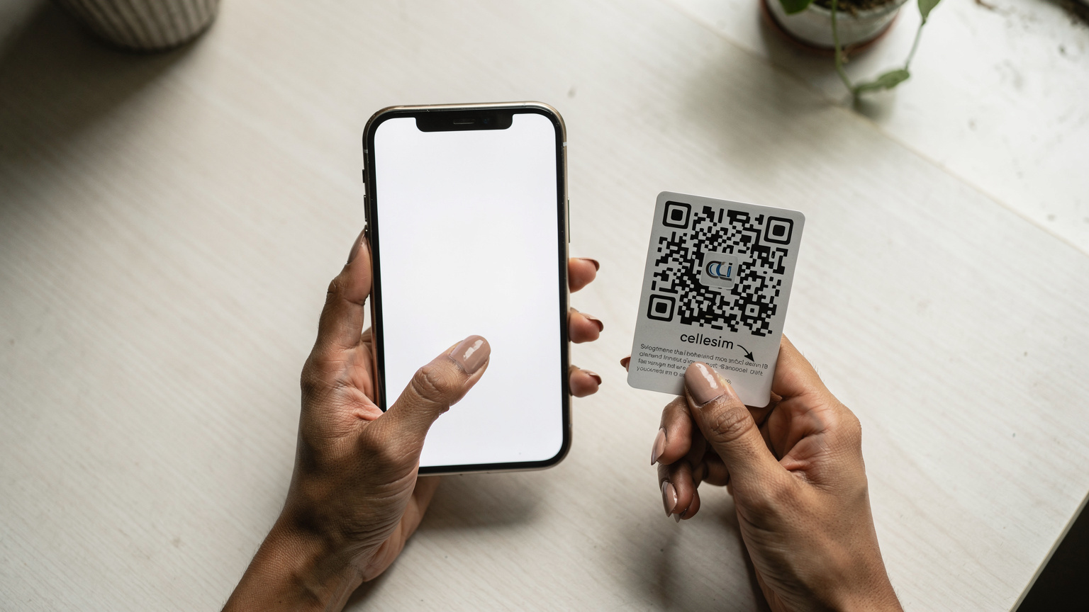 एक व्यक्ति अपने iPhone 18 पर eSIM एक्टिवेशन प्रक्रिया के दौरान 'सेलुलर प्लान जोड़ें' विकल्प चुन रहा है, हाथ में एक Cellesim QR कोड है.