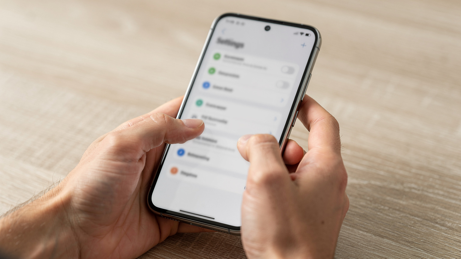 Користувач Android-смартфона перевіряє сумісність пристрою з eSIM через меню налаштувань.