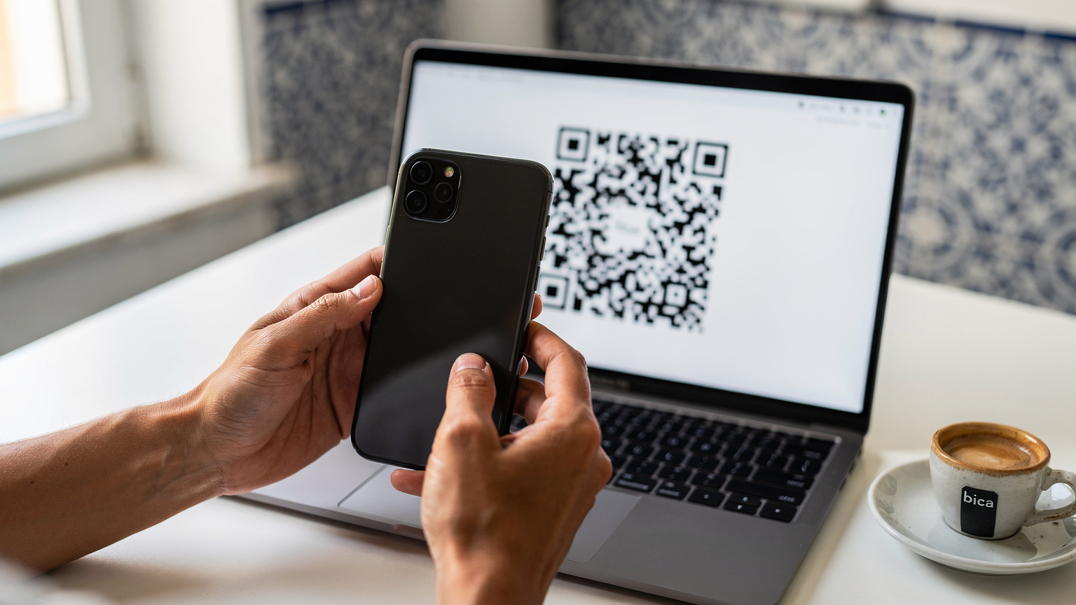 Uma pessoa utilizando o telemóvel para escanear um código QR, ilustrando a ativação rápida e sem complicações de um eSIM, possivelmente antes de viajar ou já em Lisboa.