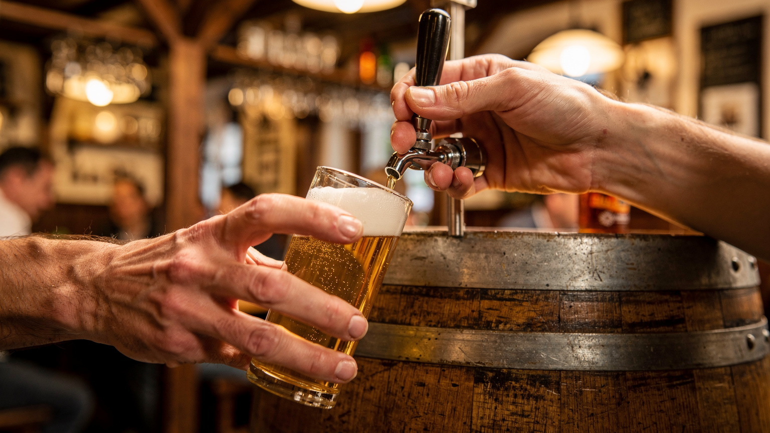 Крупный план рук, наливающих пиво Kölsch из маленькой бочки в традиционный тонкий стакан в оживленной кёльнской пивной.