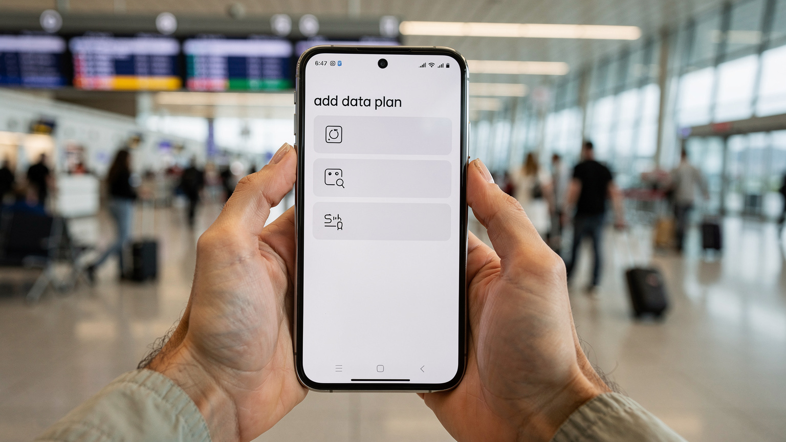 Vista de las manos de una persona sosteniendo un Samsung Galaxy S26, con una pantalla de configuración de eSIM visible. En el fondo, se ve un ambiente de aeropuerto con personas caminando y carteles borrosos de vuelos.