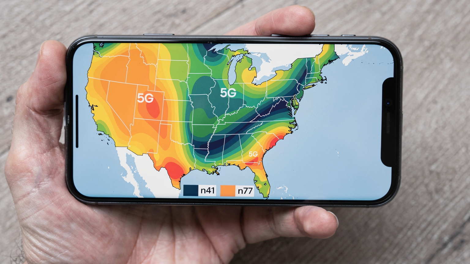 Un mapa de cobertura de red en un smartphone, mostrando la densidad de señal en diferentes áreas de la Costa Este de EE.UU. con un enfoque en las bandas 5G n5, n41 y n77.