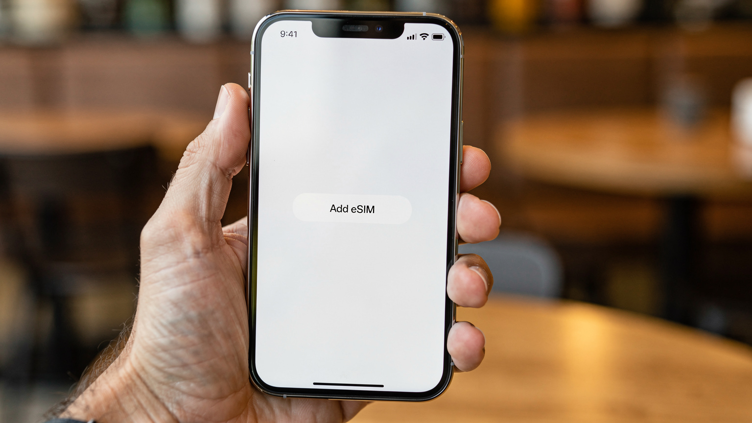 En iPhone 14 Pro, der viser skærmen med 'Tilføj eSIM' funktionen under mobilindstillinger, med en klar og brugervenlig grænseflade.