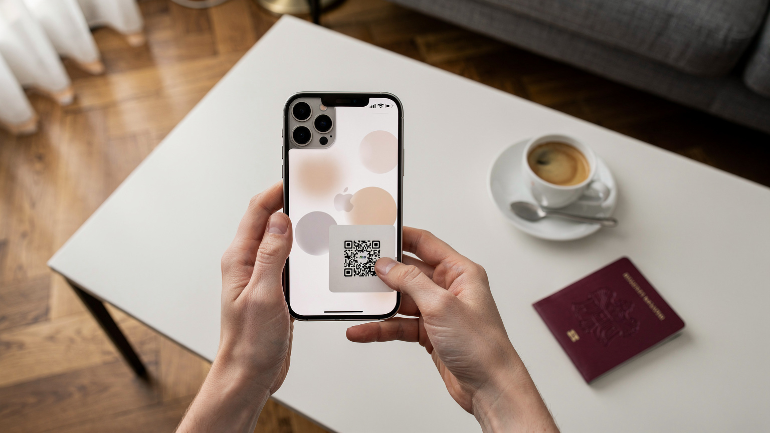 Mani di un adulto che tiene un iPhone 15 Pro, mostrando la schermata delle impostazioni 'Aggiungi piano cellulare' mentre inquadra un codice QR per l'attivazione di una eSIM. Lo sfondo è un tavolo da caffè elegante in un salotto di casa a Milano, con un passaporto italiano e una tazza di caffè.