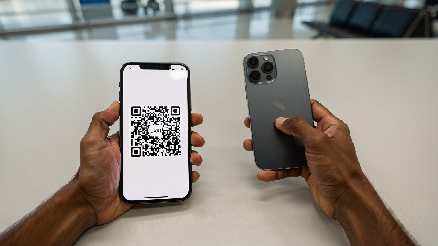 Cestovatel drží telefon a skenuje QR kód pro aktivaci eSIM na letišti v Nairobi.