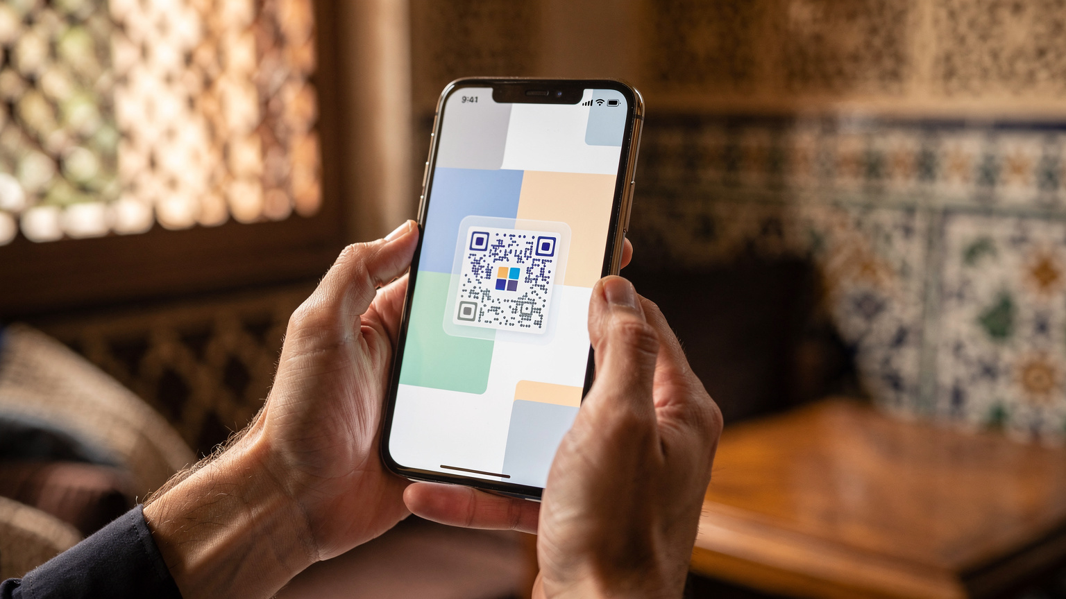 Un viaggiatore guarda le sue eSIM digitali sul telefono, mentre in sottofondo si intravedono i dettagli architettonici di un palazzo egiziano.