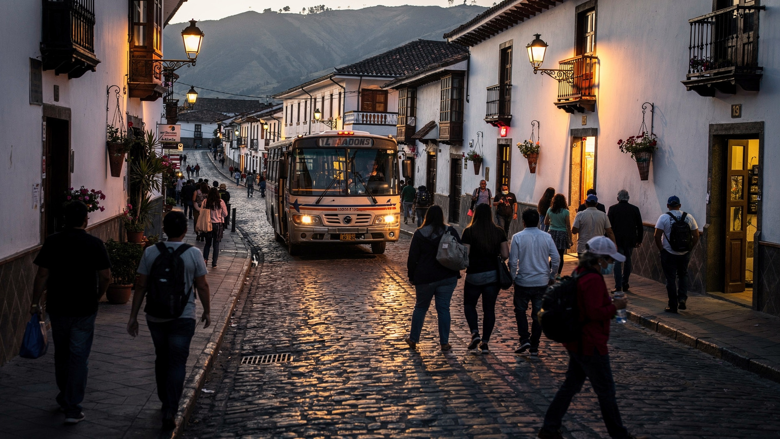 Uma cena de rua movimentada no centro histórico de Quito ao entardecer, com pessoas caminhando e um ônibus passando, focando na vida urbana, mas com um leve senso de vigilância.