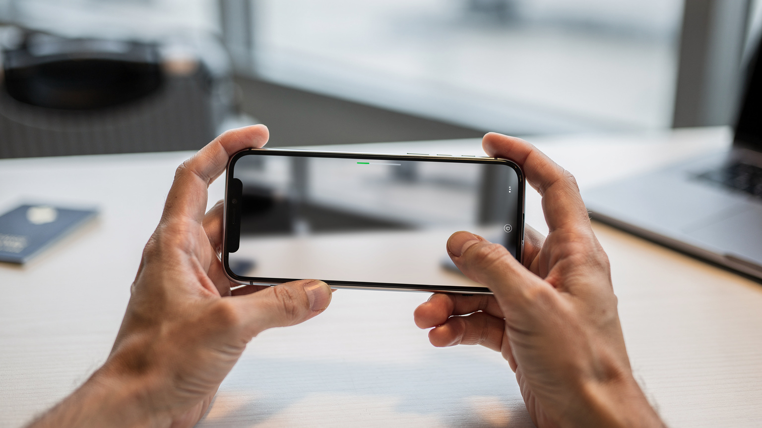 Um close-up das mãos de uma pessoa segurando um smartphone, escaneando um código QR para ativar um eSIM, com um fundo desfocado que sugere um ambiente de viagem, como um lounge de aeroporto.