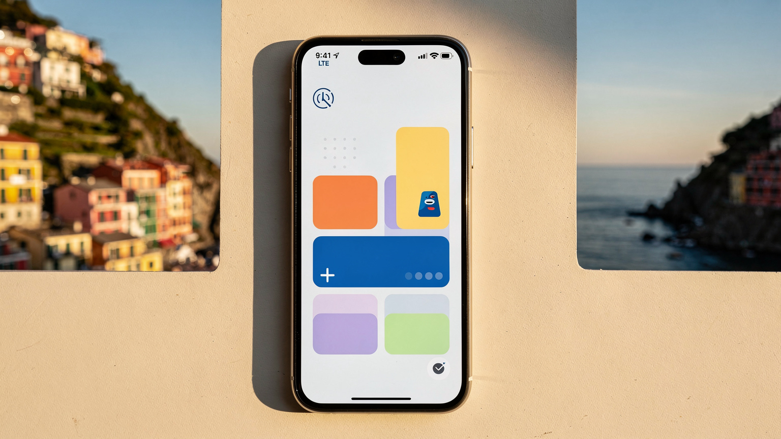 Nahaufnahme eines Smartphones mit der Cellesim-App, die eine volle Signalstärke und LTE-Verbindung in einem idyllischen italienischen Küstenort anzeigt.