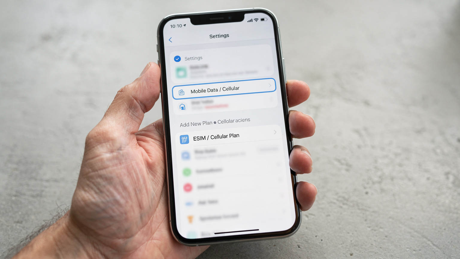 Bir akıllı telefon ekranında ayarlar menüsü açık, 'Hücresel' veya 'Mobil Veri' sekmesi vurgulanmış ve eSIM ekleme seçeneği görünüyor.